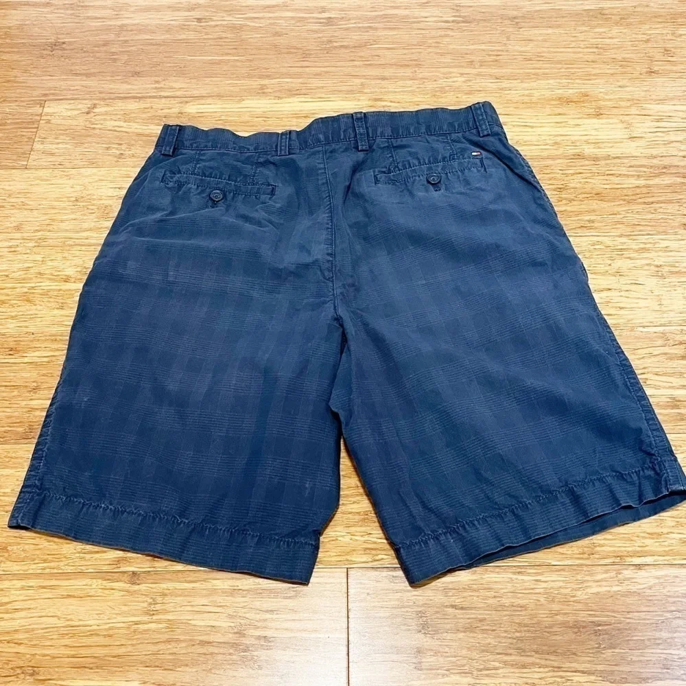 Tommy Hilfiger navy blue 100% cotton plaid shorts w/ pockets. Size 34